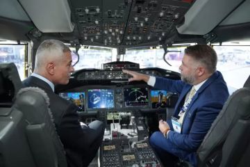 تفاصيل زيارة رئيس مصر للطيران لطائرة الجيل الجديد في معرض دبي للطيران 2025