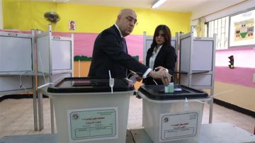 رئيس حزب الجبهة يدلي بصوته في انتخابات النواب بالقاهرة الجديدة رئيس حزب الجبهة يدلي بصوته في انتخابات النواب بالقاهرة الجديدة