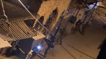 طيران الاحتلال يضرب غزة .. وقوات إسرائيلية تقتحم مناطق بالضفة الغربية