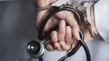 غرامة 100 ألف جنيه عقوبة كل من ارتكب خطأ طبيا سبب ضررا محققا لمتلقي الخدمة بالقانون