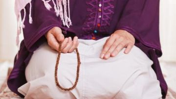 ما حكم التسبيح باليد اليسرى؟.. الإفتاء تجيب