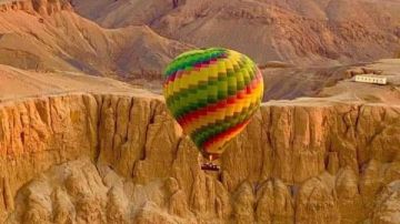 بسبب سرعة الرياح.. إلغاء رحلات البالون الطائر بالأقصر