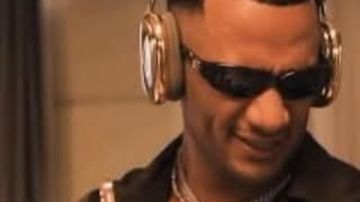 بسماعة وهاتف ذهب عيار 24.. محمد رمضان يثير الجدل بهدية استثنائية