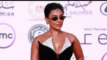 بفستان أسود .. إطلالة جريئة لـ ميس حمدان في افتتاح مهرجان القاهرة السينمائي بفستان أسود .. إطلالة جريئة لـ ميس حمدان في افتتاح مهرجان القاهرة السينمائي