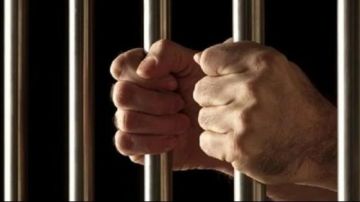 حبس تاجر بتهمة النصب على المواطنين بزعم قدرته على تسفيرهم للخارج حبس تاجر بتهمة النصب على المواطنين بزعم قدرته على تسفيرهم للخارج