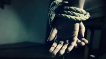 حلق شعرها وربط يديها وقدميها.. القبض على زوج احتجز زوجته في المنزل ببولاق الدكرور حلق شعرها وربط يديها وقدميها.. القبض على زوج احتجز زوجته في المنزل ببولاق الدكرور