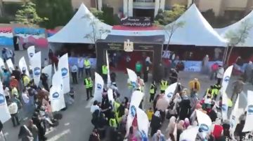 زحام ومسيرات.. إقبال كثيف على التصويت بمدرسة القرية السياحية في 6 أكتوبر