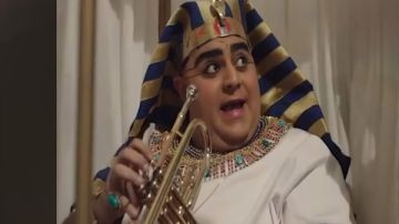 شيكو بـ شخصية توت عنخ آمون احتفالا بالمتحف الكبير