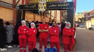 فرق الهلال الأحمر تنتشر لتقديم الدعم للناخبين في لجان القاهرة