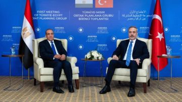 وزير الخارجية ونظيره التركي يؤكدان دعمهما لـ فلسطين ويطالبان بمساهمة المجتمع الدولي لإعادة إعمار غزة وزير الخارجية ونظيره التركي يؤكدان دعمهما لـ فلسطين ويطالبان بمساهمة المجتمع الدولي لإعادة إعمار غزة