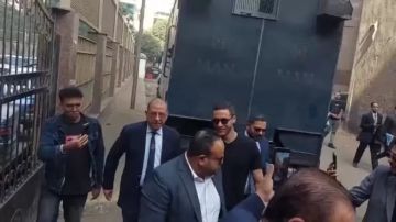 وصول رمضان صبحي والمتهمين في قضية التزوير لمحكمة شبرا الخيمة