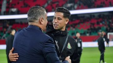 بالأحضان والضحكات.. استقبال حار من رضا سليم للاعبي الأهلي قبل مواجهة الجيش الملكي