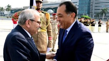 رئيس الوزراء يستقبل نظيره اللبناني بمطار القاهرة الدولي