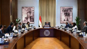 رئيس الوزراء يلتقي أعضاء اللجنة الاستشارية للاقتصاد الرقمي وريادة الأعمال رئيس الوزراء يلتقي أعضاء اللجنة الاستشارية للاقتصاد الرقمي وريادة الأعمال