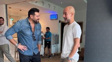 عمرو يوسف يثير تفاعلا واسعا بعد ظهوره مع جوارديولا وتعليقه الطريف عن مرموش