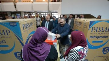 محافظ أسيوط يقدم أجهزة عرائس لـ50 فتاة من الأولى بالرعاية محافظ أسيوط يقدم أجهزة عرائس لـ50 فتاة من الأولى بالرعاية