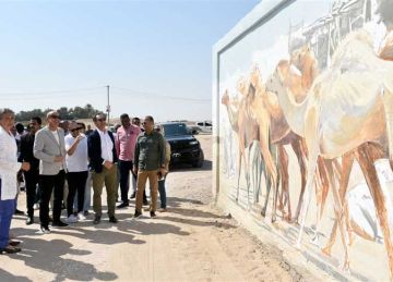 محافظ الأقصر والسفير الفرنسي يتفقدان مشروع تجميل نجع الملقطة بالقرنة