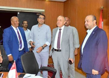 محافظ الأقصر يتفقد غرفة العمليات بالشبكة الوطنية قبيل غلق باب التصويت باللجان الانتخابية