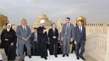 أسامة الأزهري يصحب وزير الشئون الإسلامية بسنغافورة في جولة بمسجد مصر الكبير.. صور