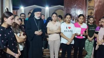 الأنبا باسيليوس يتفقد اجتماع شباب المرحلة الإعدادية بعزبة مهني بالإيبارشية