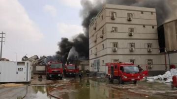 السيطرة على حريق بمصنع كيماويات في مدينة السادات.. صور