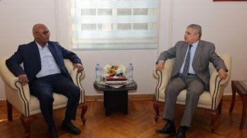 الفريق أسامة ربيع يلتقي المدير العام لهيئة الموانئ البحرية السودانية لتعزيز التعاون المشترك الفريق أسامة ربيع يلتقي المدير العام لهيئة الموانئ البحرية السودانية لتعزيز التعاون المشترك