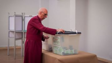 رئيس أساقفة الكنيسة الأسقفية خلال إدلائه بصوته: المشاركة تسهم في استقرار الوطن