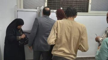 رئيس لجنة انتخابية يساعد مسنة للإدلاء بصوتها في مدرسة النصر بالمطرية .. شاهد