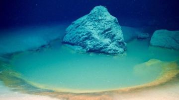 سر غارق منذ 3000 عام بصمات بشرية على تمثال غامض في أعماق بحيرة إيه الحكاية ؟