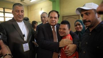 لقطة إنسانية للنائب محمد أبو العينين مع ذوي الهمم باللجان الانتخابية.. صور