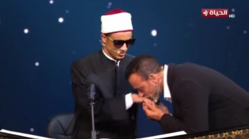 مصطفى حسني يقبل يد المتسابق محمد في برنامج دولة التلاوة.. فيديو مصطفى حسني يقبل يد المتسابق محمد في برنامج دولة التلاوة.. فيديو
