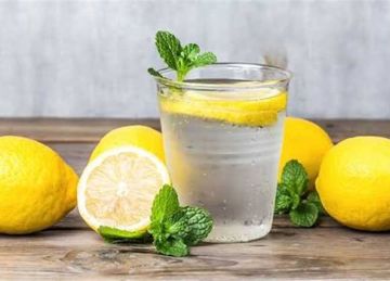 من انقاص الوزن إلى بشرة صحية.. فوائد لشرب الماء بالليمون في الصباح من انقاص الوزن إلى بشرة صحية.. فوائد لشرب الماء بالليمون في الصباح