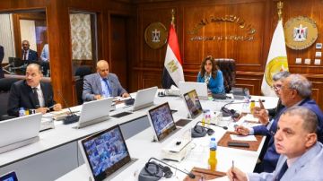 من مركز الطوارئ.. وزيرة التنمية المحلية تتابع سير انتخابات النواب بالمحافظات