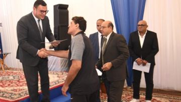 وزير الإسكان يسلم عددا من عقود وحدات سكن لكل المصريين بحدائق أكتوبر