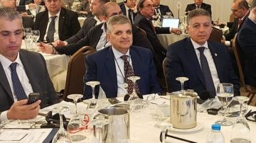 أسامة ربيع يبحث التعاون مع ترسانة ONEX اليونانية في التصنيع وتحويل السفن للوقود النظيف