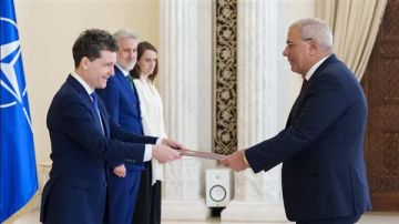 السفير المصري محمد عرفي يقدم أوراق اعتماده إلى الرئيس الروماني