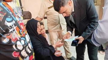 لمسة إنسانية.. مستشار يترك لجنته لمساعدة مسنة على التصويت بـ كوم بدار بسوهاج