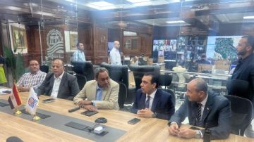 محافظ قنا يتابع إغلاق صناديق الاقتراع عبر الفيديو كونفرانس