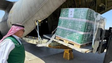 مطار العريش يستقبل طائرة مساعدات سعودية لصالح الفلسطينيين بقطاع غزة مطار العريش يستقبل طائرة مساعدات سعودية لصالح الفلسطينيين بقطاع غزة