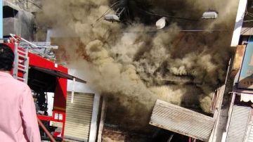 إخماد حريق بأكشاك في ميدان المنشية وسط الإسكندرية .. صور إخماد حريق بأكشاك في ميدان المنشية وسط الإسكندرية .. صور