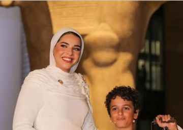 جملة فرعونية على فستان ابنه السيسي تخطف الأنظار في المتحف المصري الكبير