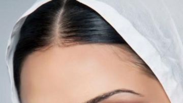 حكم إظهار المحجبة جزءا من شعرها وهل يجوز المسح فوق الحجاب عند الوضوء؟