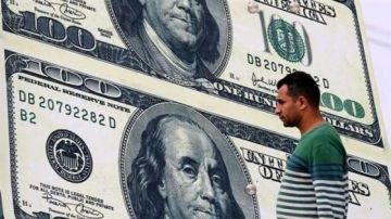 خبير اقتصادي: انخفاض الدولار بعد دخول 3.5 مليار دولار لخزينة الدولة خبير اقتصادي: انخفاض الدولار بعد دخول 3.5 مليار دولار لخزينة الدولة