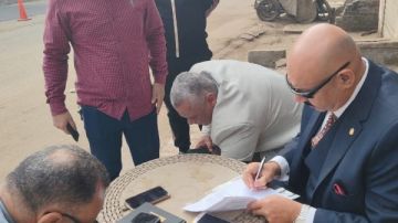 رئيس حي شرق شبرا الخيمة يستقبل شكاوى المواطنين فى مكتبه الميداني.. صور