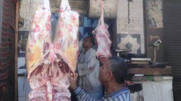 محافظ أسوان يتابع نتائج الحملات التفتيشية والبيطرية على الأسواق ومحلات الجزارة