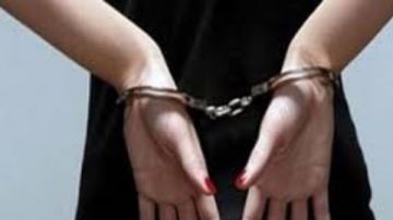 هاربة من 3 قضايا.. حكاية النصابة وربة المنزل الثرية