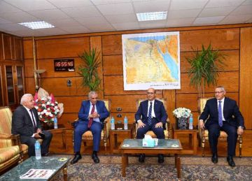 وفد من وزارة الخارجية يبحث تعزيز التعاون والتنسيق المشترك مع جامعة أسيوط