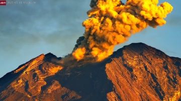 إندونيسيا.. بركان سيميرو يسجل 45 هزة ثورانية خلال 6 ساعات