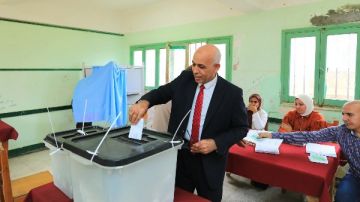 المشاركة مسئولية وطنية.. رئيس جامعة كفر الشيخ يدلي بصوته في انتخابات النواب