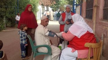 انتشار فرق المبادرات للتأمين الطبي بعدد 121 فريقا أمام اللجان الانتخابية في بني سويف